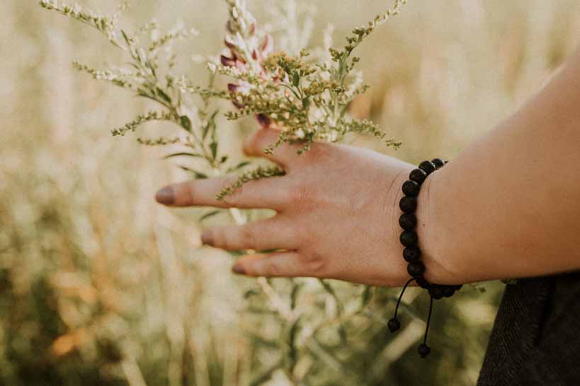 Aromatherapie Schmuck Mit Duftsteine Für Ätherische Öle: Lavastein Perle  Kette und Chakra Armband (Lila) : : Drogerie & Körperpflege